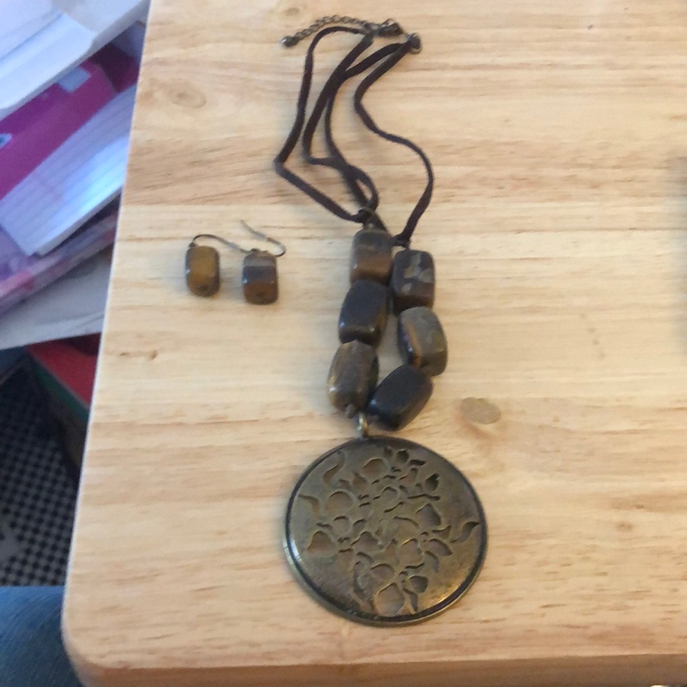 Avon Tigers Eye Medallion Necklace Gift Set